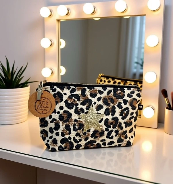 Petite pochette de maquillage faite main en denim léopard avec son étoile pailletée. Série limitée.