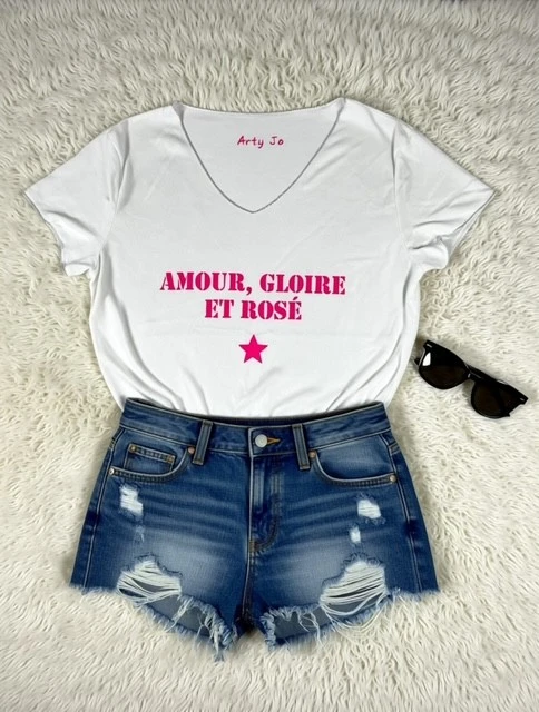 Tee-shirt blanc col V pour femme avec slogan "Amour, Gloire et Rosé" en rose fluo.