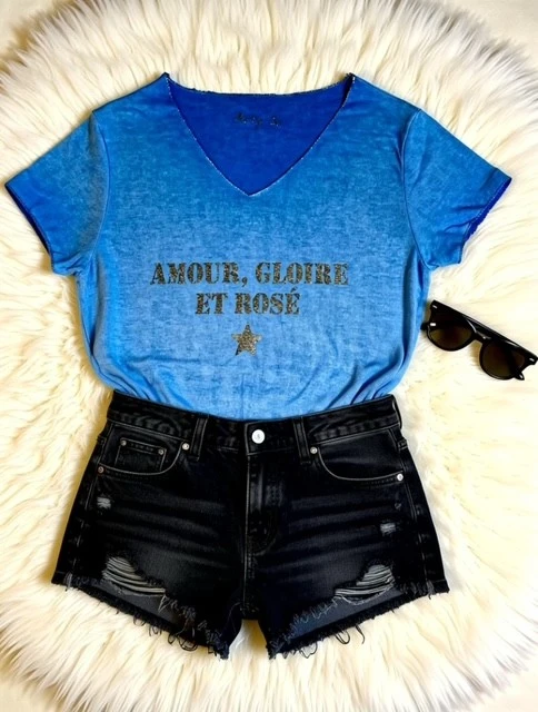 Tee-shirt bleu col V pour femme avec slogan "Amour, Gloire et Rosé" en argent pailleté.