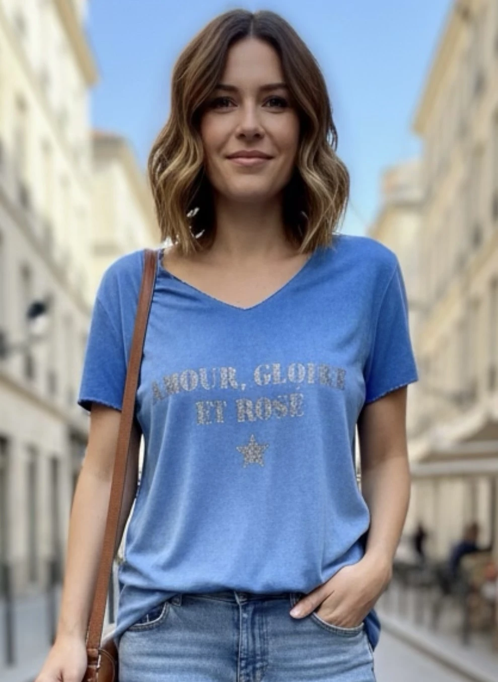 Tee-shirt bleu col V pour femme avec slogan "Amour, Gloire et Rosé" en argent pailleté.