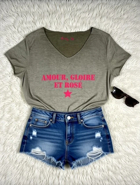 Tee-shirt kaki col V pour femme avec slogan "Amour, Gloire et Rosé" en rose fluo.