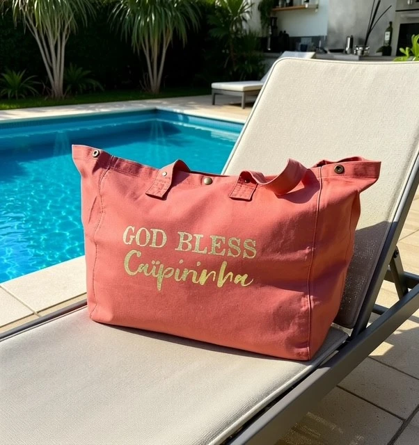 Sac fourre-tout vieux rose avec "God bless Caïpirinha" en or pailleté.