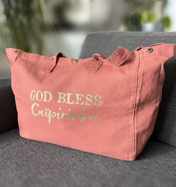 Sac fourre-tout vieux rose avec "God bless Caïpirinha" en or pailleté.