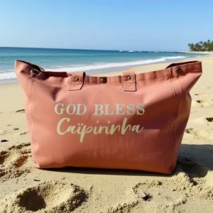 Sac fourre-tout santal avec "God bless Caïpirinha" en or pailleté.