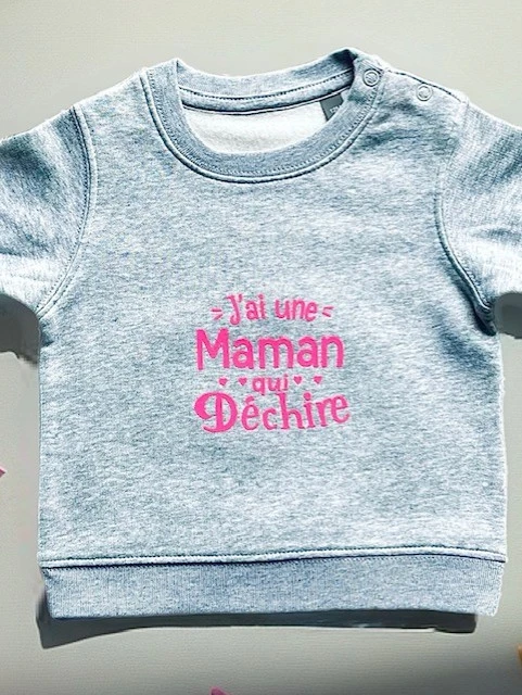 Sweat-shirt gris chiné pour bébé 12 au 36 mois avec flocage rose fluo "J'ai une maman qui déchire".