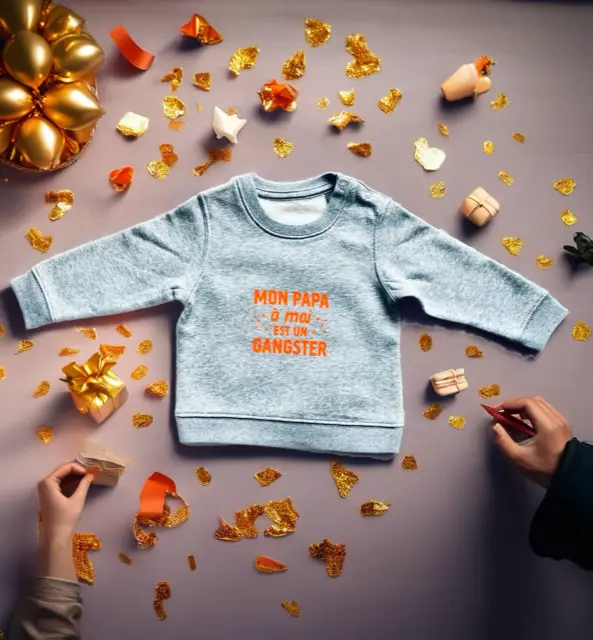 Sweat-shirt gris chiné pour bébé 12 au 36 mois avec flocage orange fluo "Mon papa à moi est un gangster".