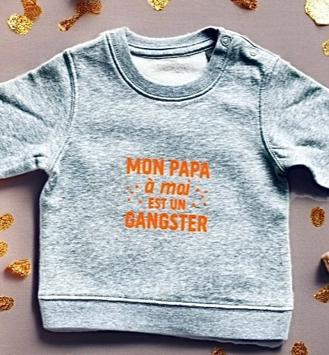 Sweat-shirt gris chiné pour bébé 12 au 36 mois avec flocage orange fluo "Mon papa à moi est un gangster".