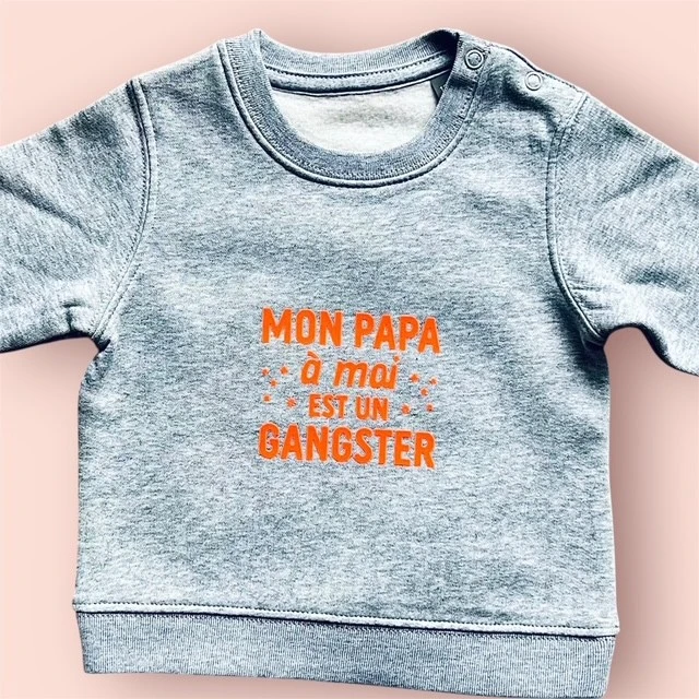Sweat-shirt gris chiné pour bébé 12 au 36 mois avec flocage orange fluo "Mon papa à moi est un gangster".