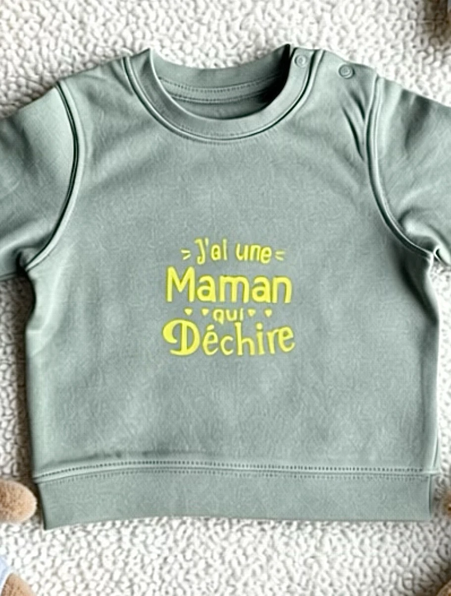 Sweat-shirt vert sauge pour bébé 12 à 36 mois avec flocage jaune fluo "J'ai une maman qui déchire".