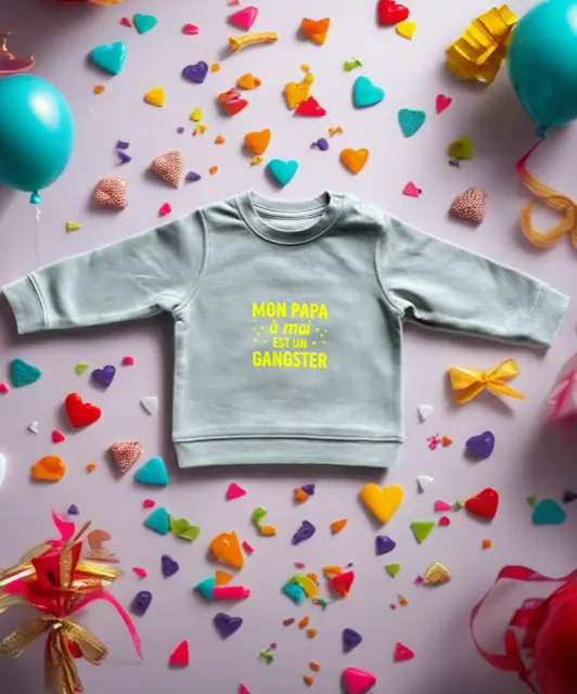 Sweat-shirt vert sauge pour bébé 12 à 36 mois avec flocage jaune fluo "Mon papa à moi est un gangster".
