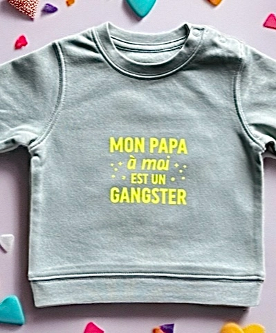 Sweat-shirt vert sauge pour bébé 12 à 36 mois avec flocage jaune fluo "Mon papa à moi est un gangster".