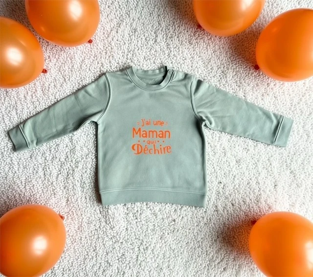 Sweat-shirt vert sauge pour bébé 12 ) 36 mois avec flocage orange fluo "J'ai une maman qui déchire".