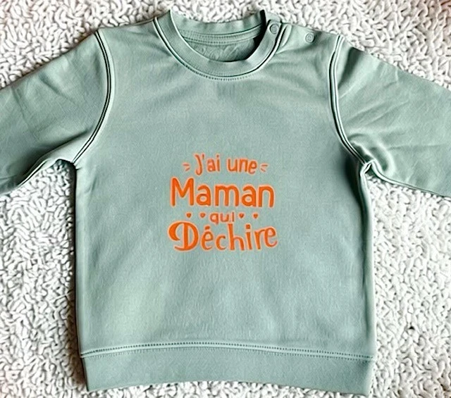 Sweat-shirt vert sauge pour bébé 12 ) 36 mois avec flocage orange fluo "J'ai une maman qui déchire".