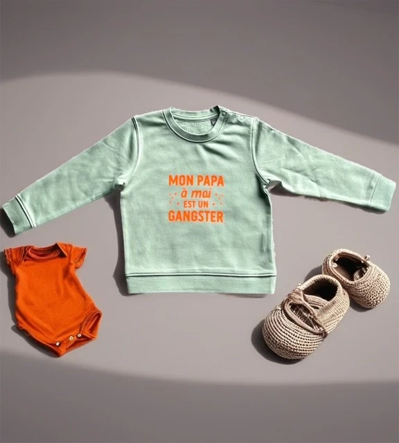 Sweat-shirt vert sauge pour bébé 12 à 36 mois avec flocage orange fluo "Mon papa à moi est un gangster".