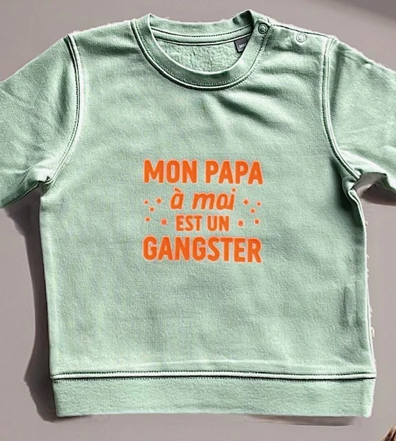 Sweat-shirt vert sauge pour bébé 12 à 36 mois avec flocage orange fluo "Mon papa à moi est un gangster".