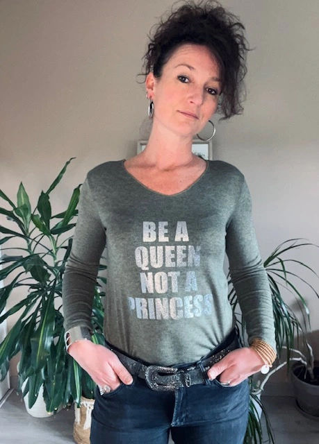 Top kaki pour femme, manches longues, flocage "Be a Queen, Not a Princess" en argent pailleté. Série limitée !