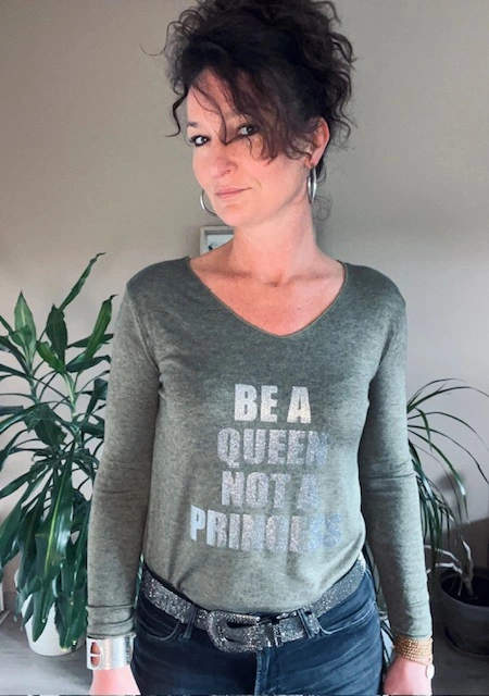 Top kaki pour femme, manches longues, flocage "Be a Queen, Not a Princess" en argent pailleté. Série limitée !