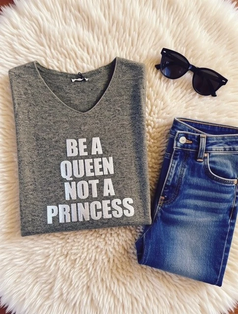 Top kaki pour femme, manches longues, flocage "Be a Queen, Not a Princess" en argent pailleté. Série limitée !