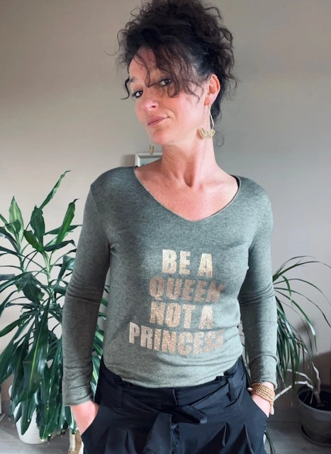 Top kaki pour femme, manches longues, flocage "Be a Queen, Not a Princess" en doré brown pailleté. Série limitée !