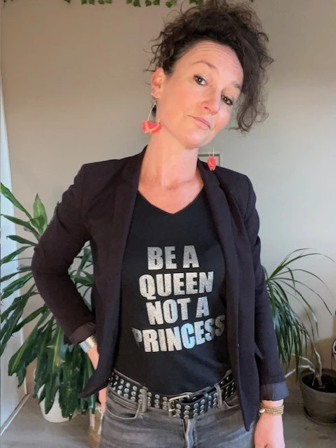 Top noir pour femme, manches longues, flocage "Be a Queen, Not a Princess" en argent pailleté. Série limitée !