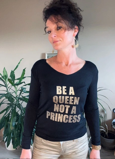 Top noir pour femme, manches longues, flocage "Be a Queen, Not a Princess" en doré brown pailleté. Série limitée !