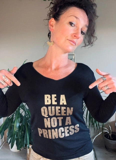 Top noir pour femme, manches longues, flocage "Be a Queen, Not a Princess" en doré brown pailleté. Série limitée !