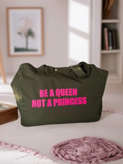Sac fourre-tout kaki avec son slogan "Be a Queen" en rose fluo signé La Strasseuse.