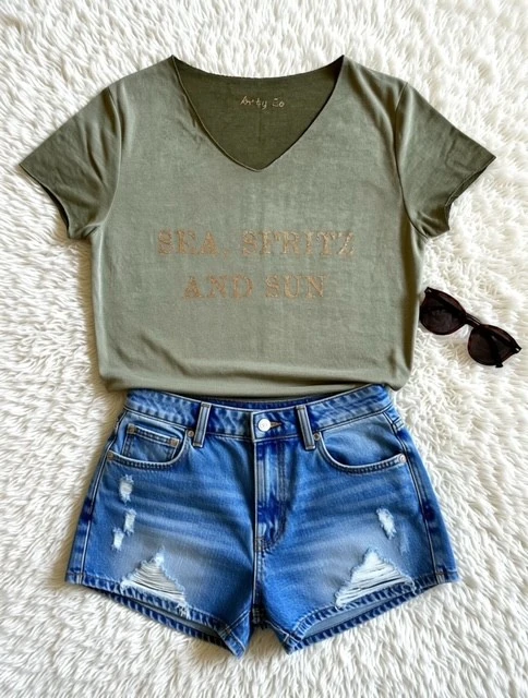 Tee-shirt kaki col V avec son slogan "Sea, Spritz and Sun" en doré pailleté.