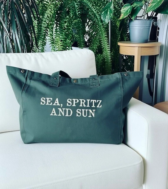 Sac fourre-tout kaki slogan "Sea, Spritz and Sun" en doré pailleté. Slogan original signé La Strasseuse.