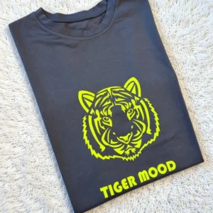 Tee-shirt gris pour femme avec son flocage "Tiger Mood" en jaune fluo.