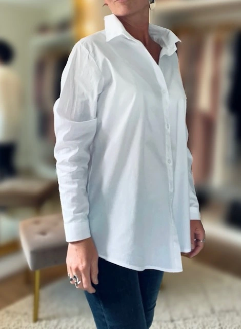 Chemise blanche oversize avec flocage fluo dans le dos. Création originale La Strasseuse.