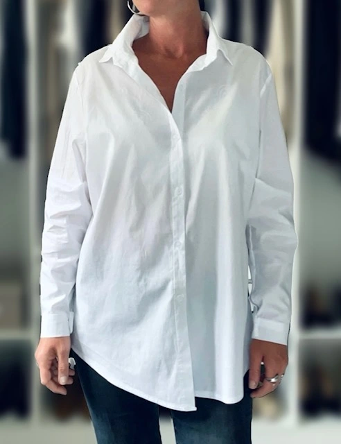 Chemise blanche oversize avec flocage fluo dans le dos. Création originale La Strasseuse.