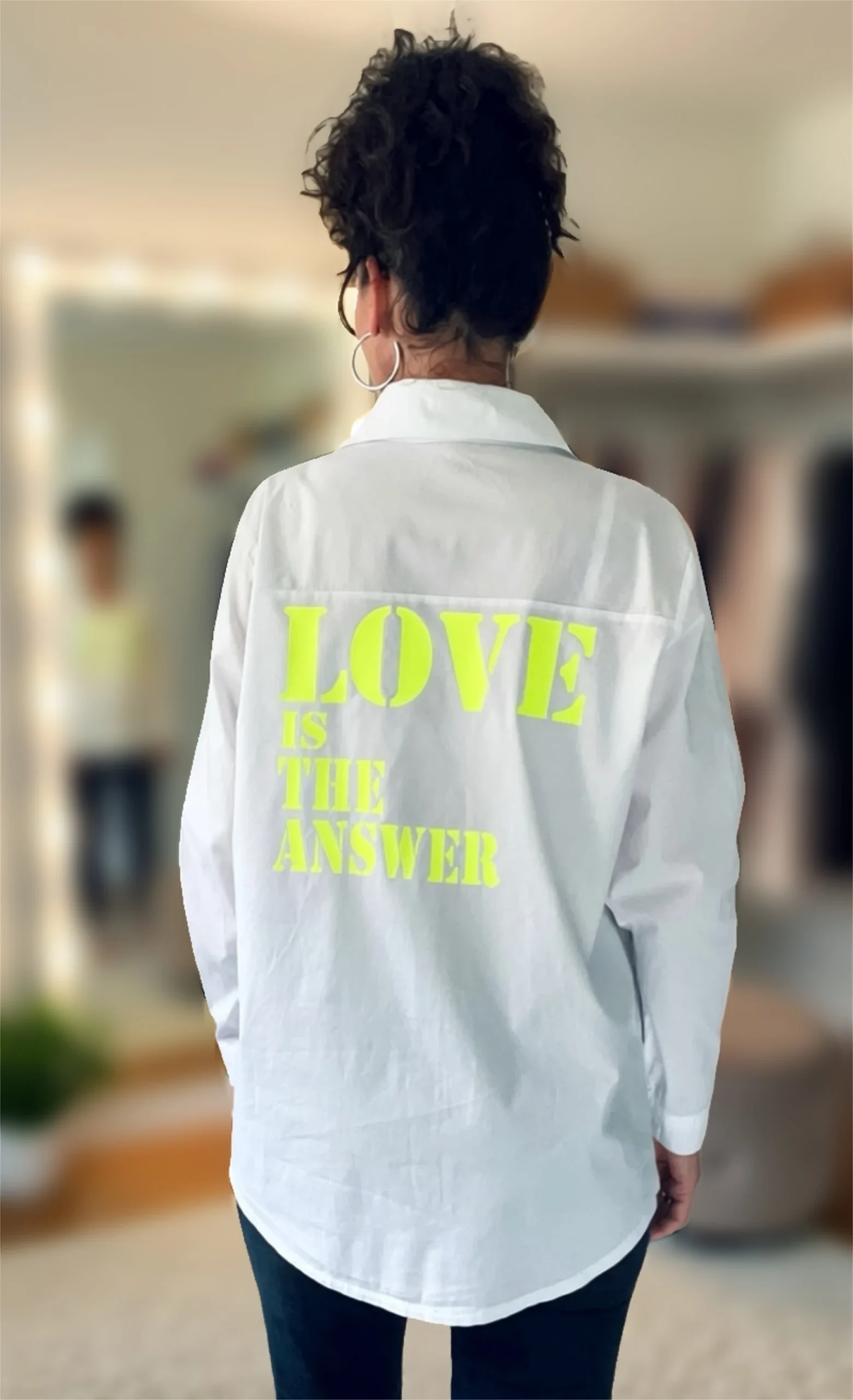 Chemise blanche oversize avec flocage "Love is the answer" en jaune fluo dans le dos. Création originale La Strasseuse.
