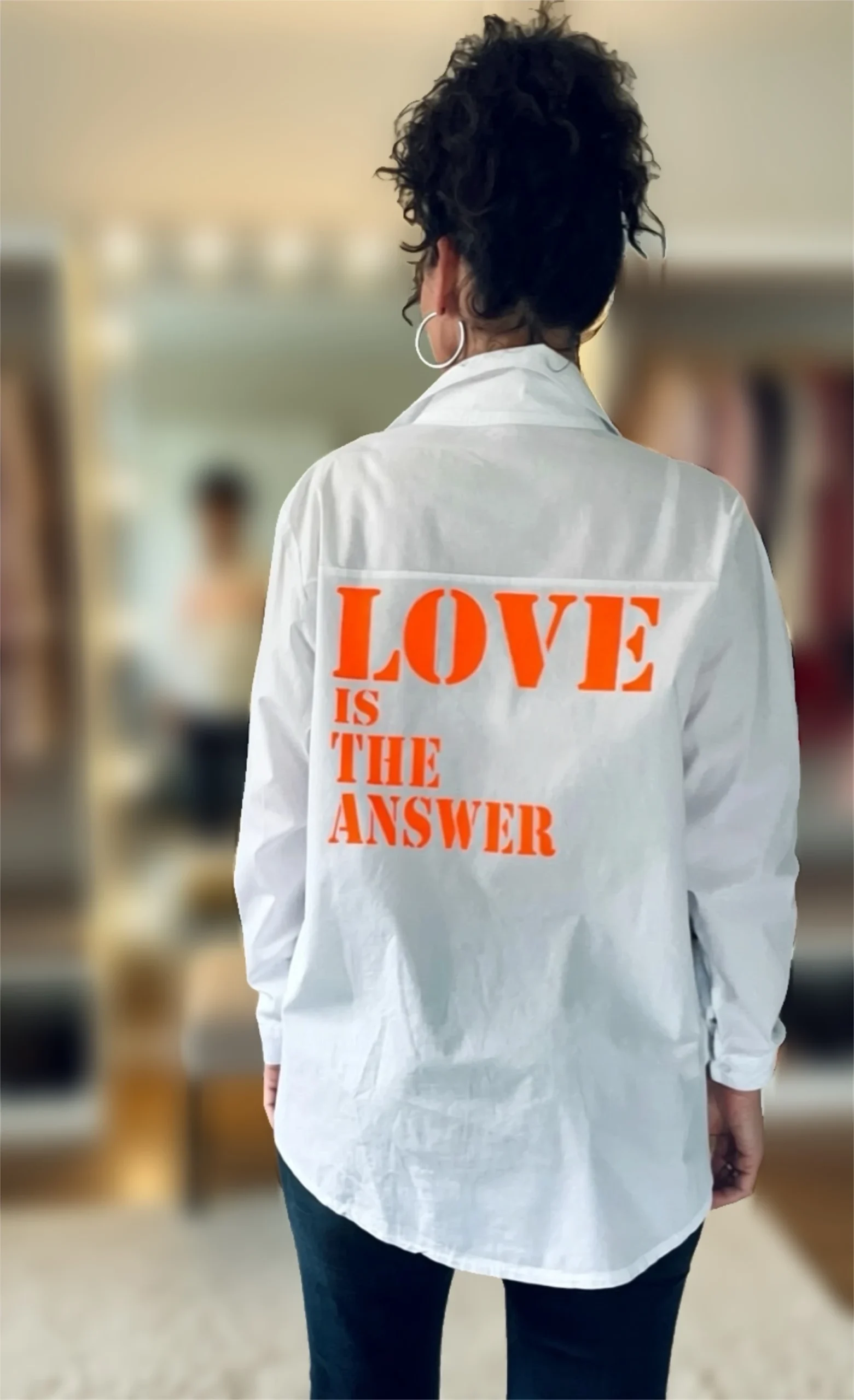 Chemise blanche oversize avec flocage "Love is the answer" en orange fluo dans le dos. Création originale La Strasseuse.