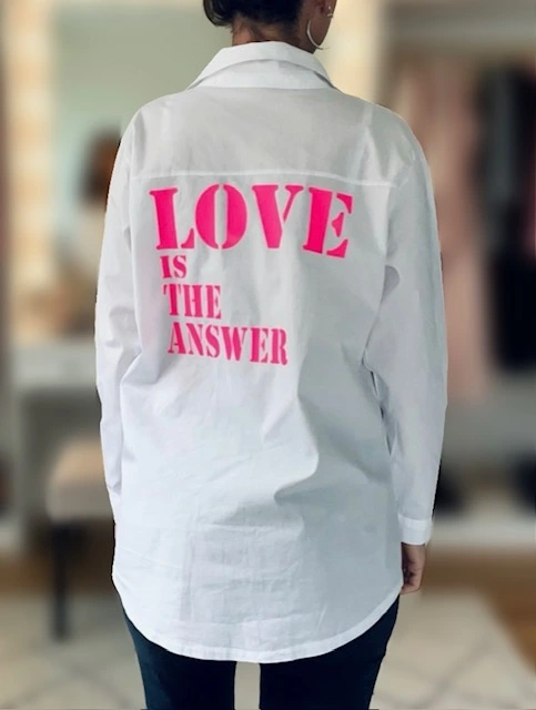 Chemise blanche oversize avec flocage "Love is the answer" en rose fluo dans le dos. Création originale La Strasseuse.