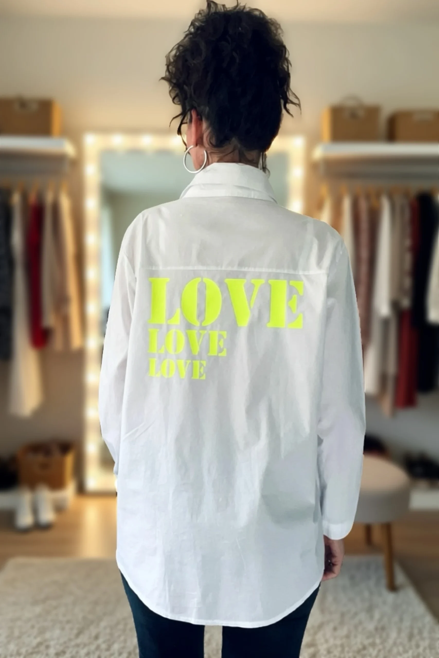 Chemise blanche oversize avec flocage "Love Love Love" en jaune fluo dans le dos. Création originale La Strasseuse.