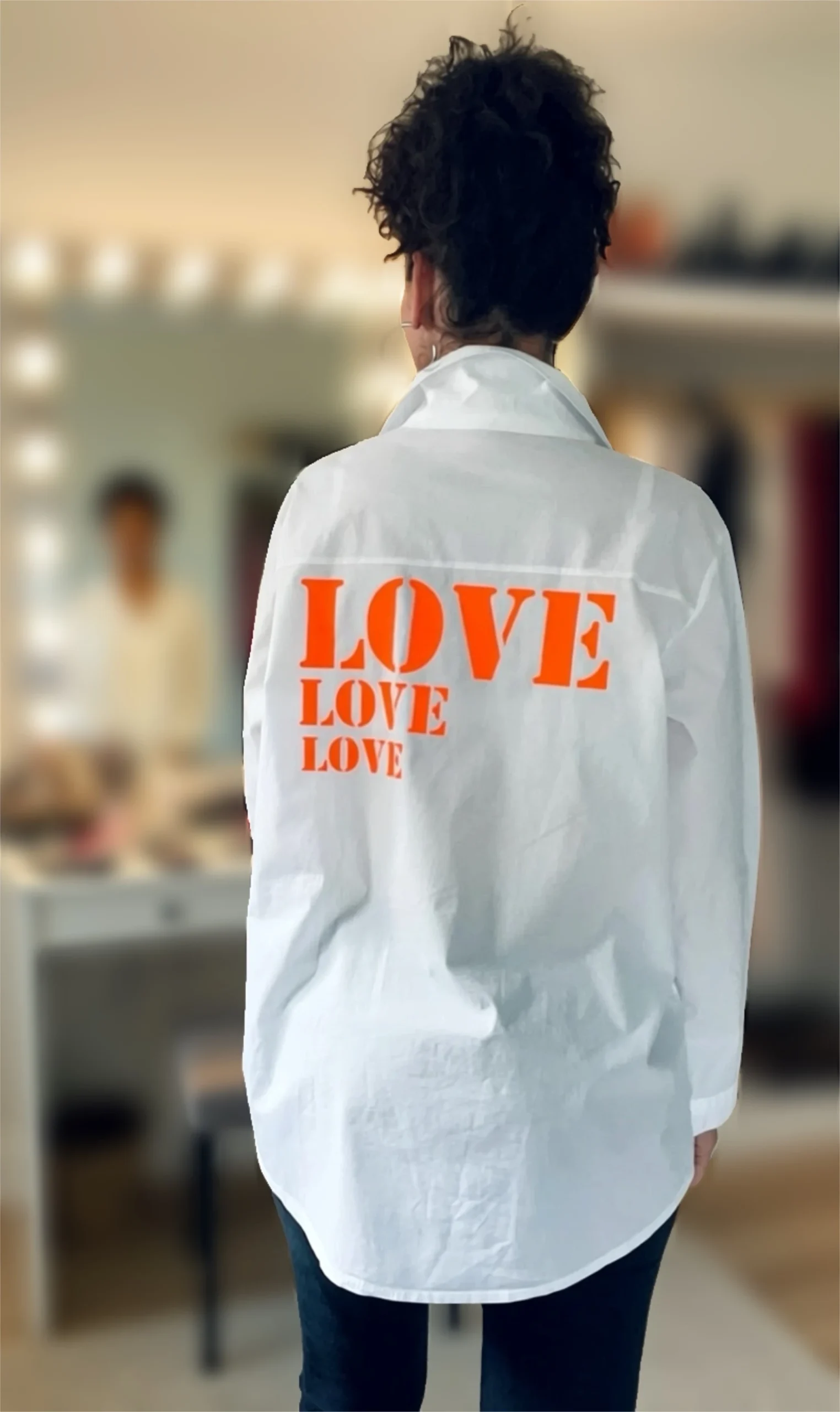 Chemise blanche oversize avec flocage "Love Love Love" en orange fluo dans le dos. Création originale La Strasseuse.