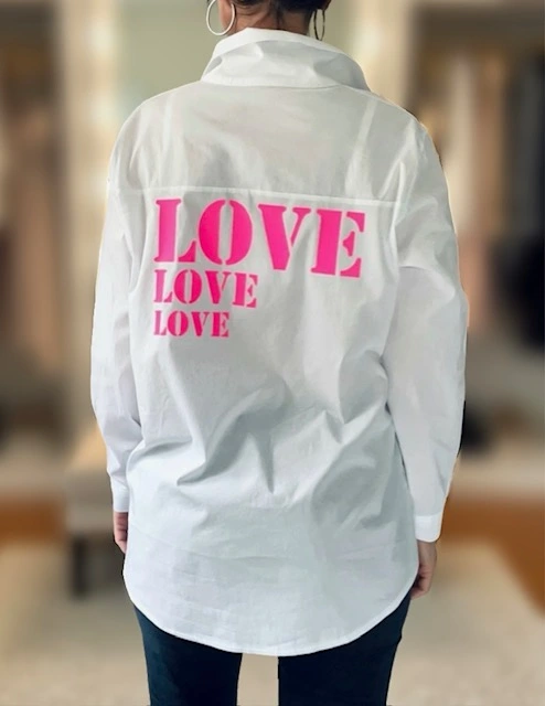 Chemise blanche oversize avec flocage "Love Love Love" en rose fluo dans le dos. Création originale La Strasseuse.
