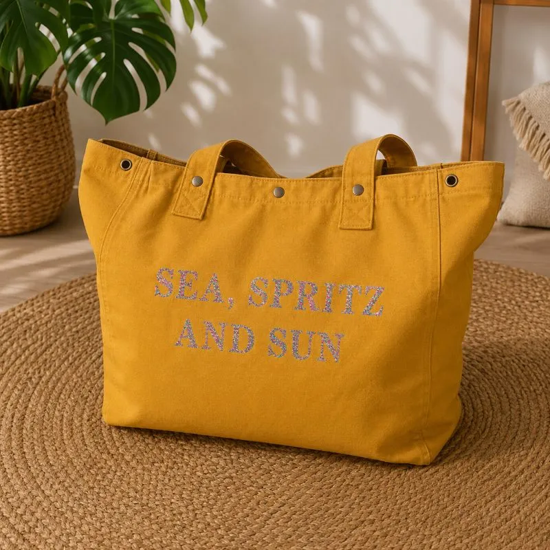 Sac fourre-tout moutarde - Slogan "Sea, Spritz and Sun" en pailleté multicolore - Création La Strasseuse.