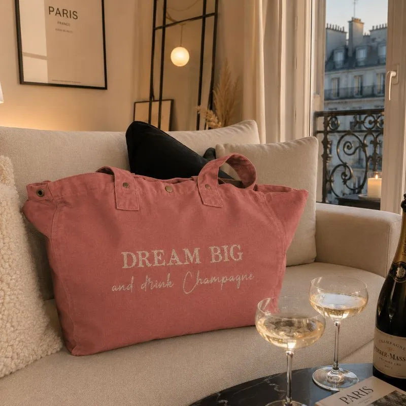 Sac fourre-tout vieux rose - Slogan "Dream Big and drink Champagne" en doré pailleté. Création La Strasseuse.