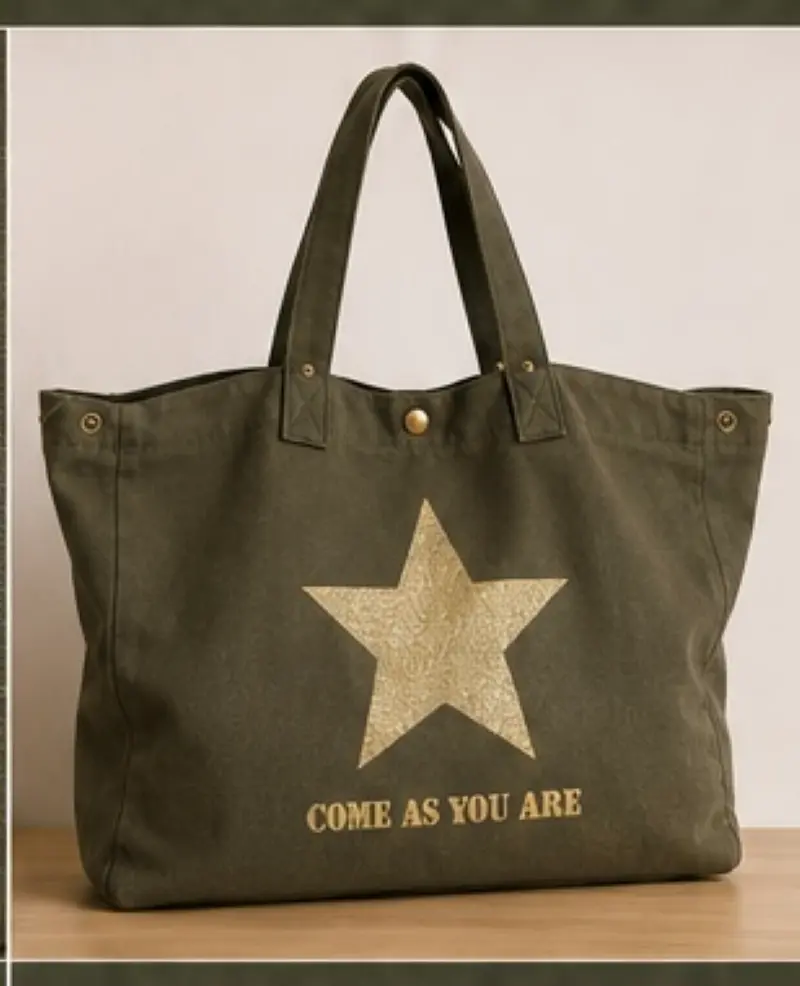 Sac fourre-tout kaki - Slogan "Come as you are" et son étoile en doré pailleté. Création La Strasseuse