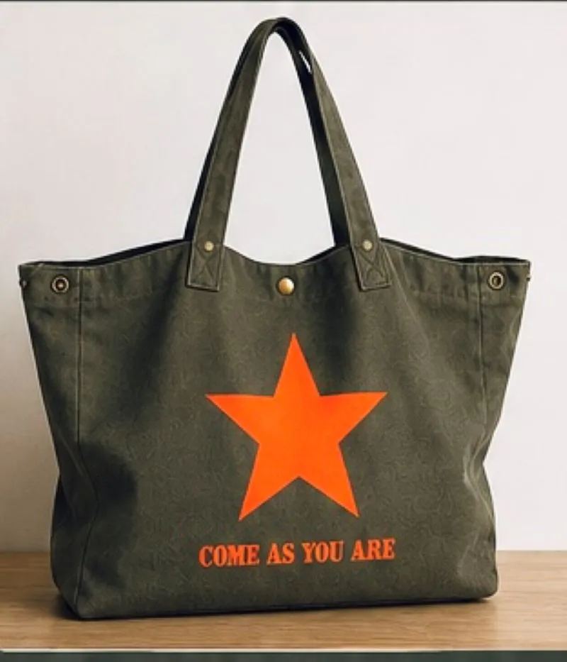 Sac fourre-tout kaki - Slogan "Come as you are" et son étoile en orange fluo. Création La Strasseuse