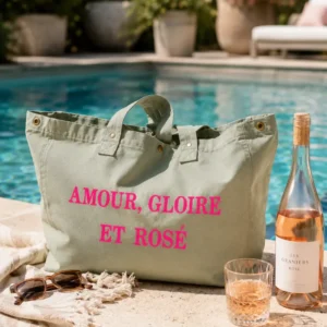 Sac fourre-tout vert sauge - Slogan "Amour, Gloire et Rosé" en rose fluo. Création La Strasseuse.