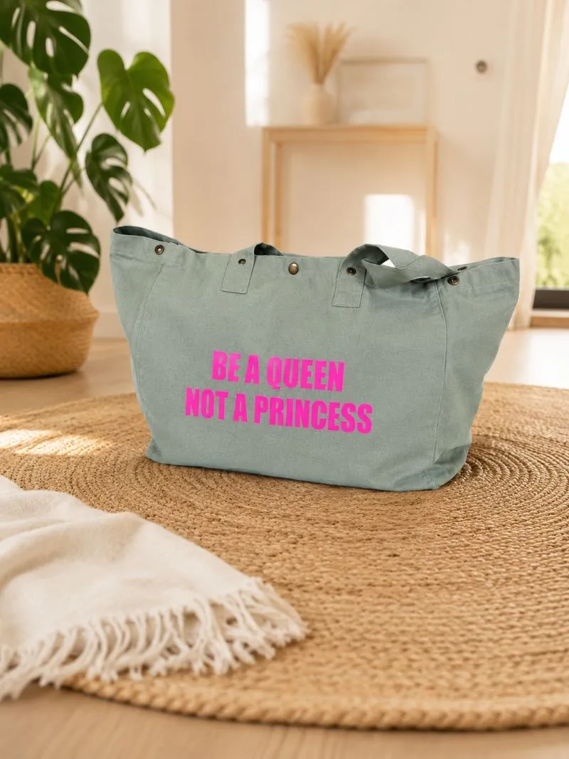 Sac fourre-tout vert sauge - Slogan "Be a Queen, not a Princess" en rose fluo. Création La Strasseuse.