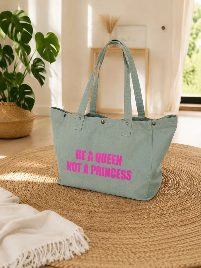Sac fourre-tout vert sauge - Slogan "Be a Queen, not a Princess" en rose fluo. Création La Strasseuse.