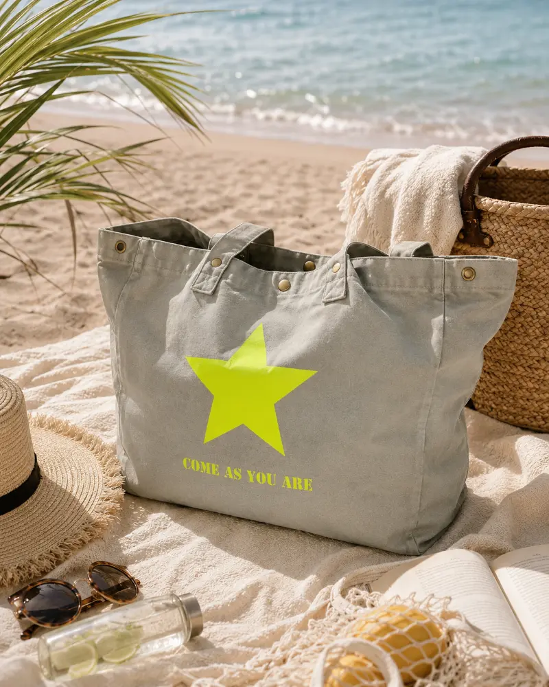 Sac fourre-tout vert sauge - Slogan "Come as you are" et son étoile en jaune fluo. Création La Strasseuse