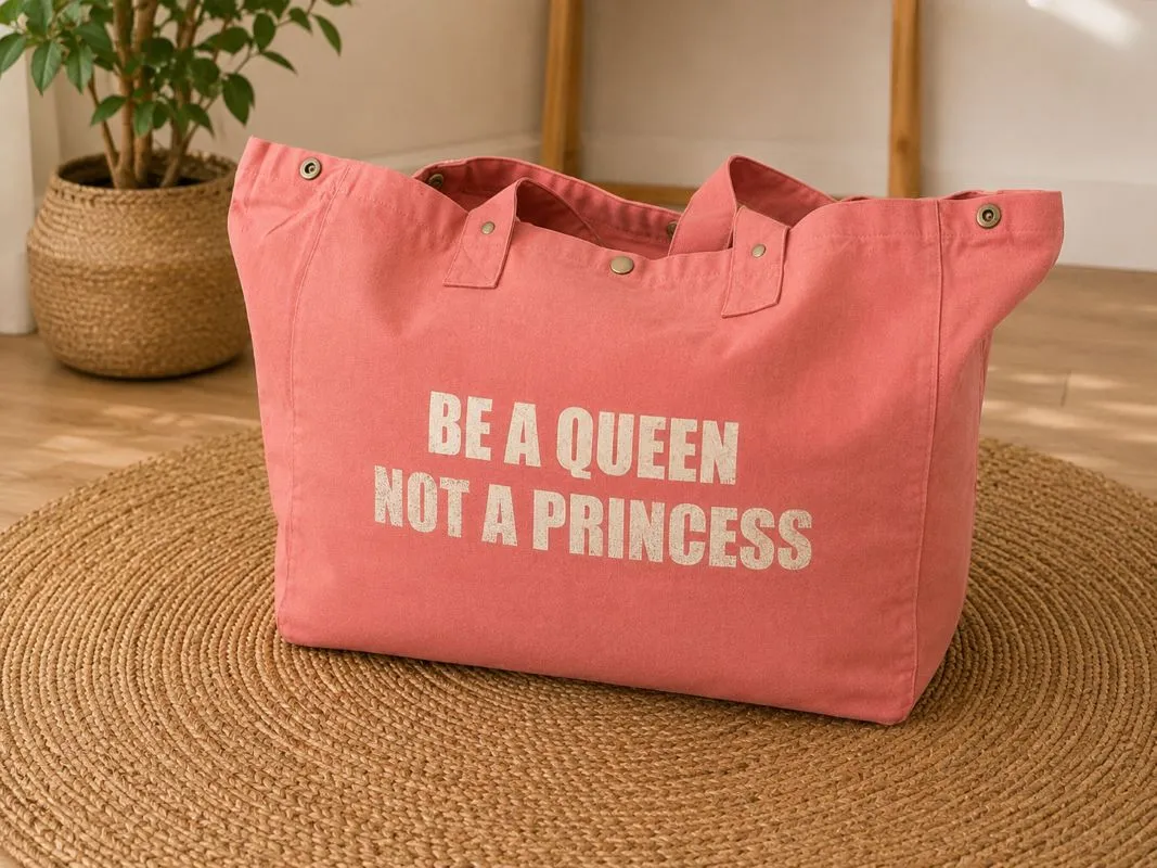 Sac fourre-tout vieux rose - Slogan "Be a Queen, not a Princess" en doré pailleté. Création La Strasseuse.