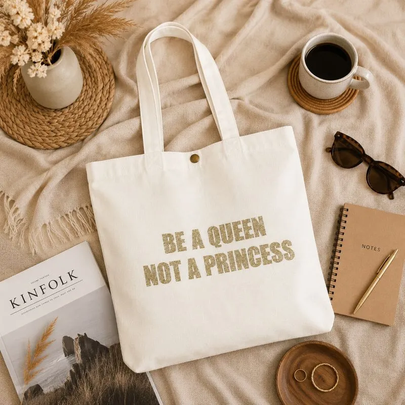 Tote bag blanc crème - Slogan "Be a Queen, not a Princess" en doré pailleté - Création La Strasseuse