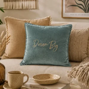 Housse de coussin 45 x 45 cm en velours de coton céladon - Slogan "Dream Big" en doré pailleté. Création La Strasseuse