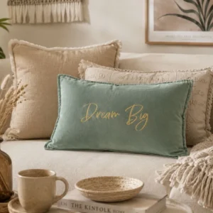Housse de coussin 40 x 60 cm en velours de coton céladon - Slogan "Dream Big" en doré pailleté. Création La Strasseuse